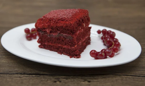 Red Velvet, bolo de dieta delicioso fresco com groselha vermelha na Dieta Dukan em uma placa de porcelana com uma colher em um fundo de madeira — Fotografia de Stock