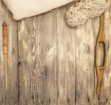 Yün iplik yün konu ahşap arka plan üzerinde üretimi için bir top ile mükemmel mocap iki eski ahşap iğ