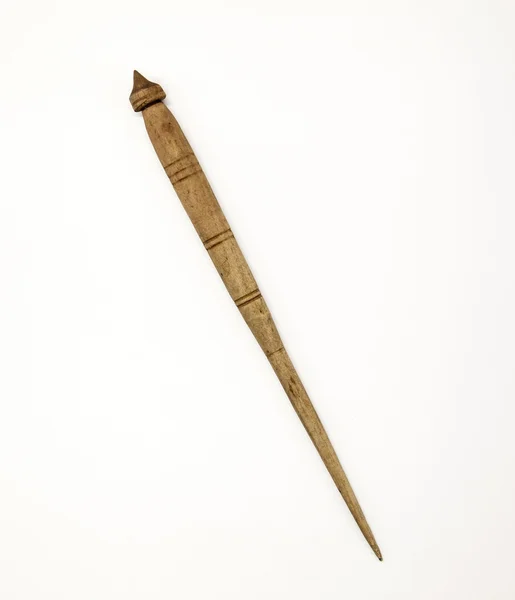 Velho fuso de madeira para a fabricação de fios de lã sobre um fundo branco . — Fotografia de Stock