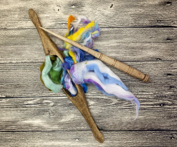 색된 머리와 나무 배경에 오래 된 스핀 들 클로즈업. 양모의 뜨개질 도구 — 스톡 사진
