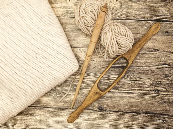 Excelente mocap dos husillo de madera viejo con una bola de hilo de lana para la fabricación de hilos de lana sobre un fondo de madera — Foto de Stock