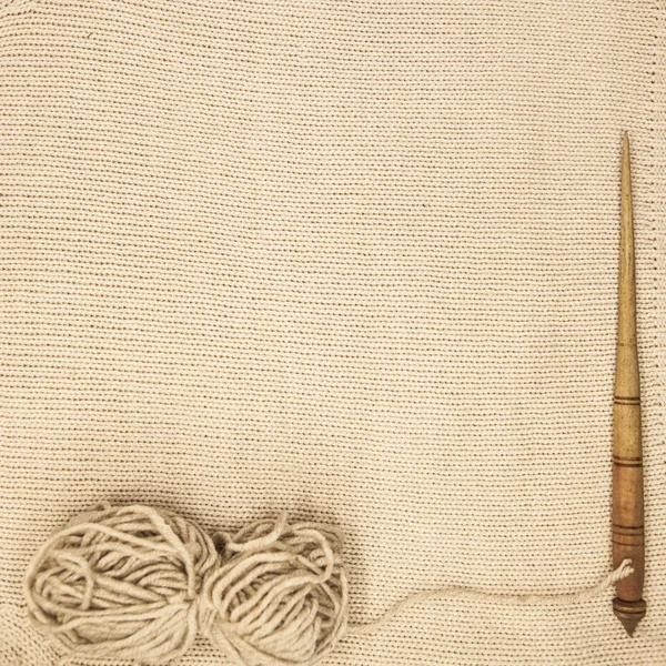 Excelente mocap velho fuso de madeira com uma bola de fio de lã para a fabricação de fios de lã em um fundo de madeira — Fotografia de Stock