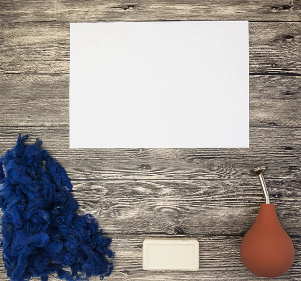 Uitstekende mocap plaats voor tekst, met de blauwe wol, zeep, oranje drenken vilten op een houten achtergrond — Stockfoto