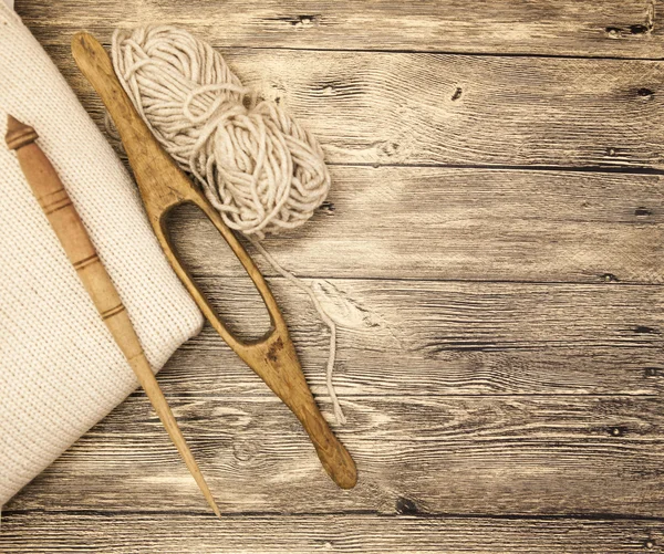 Excelente mocap dois velhos fuso de madeira com uma bola de fio de lã para a fabricação de fios de lã em um fundo de madeira — Fotografia de Stock