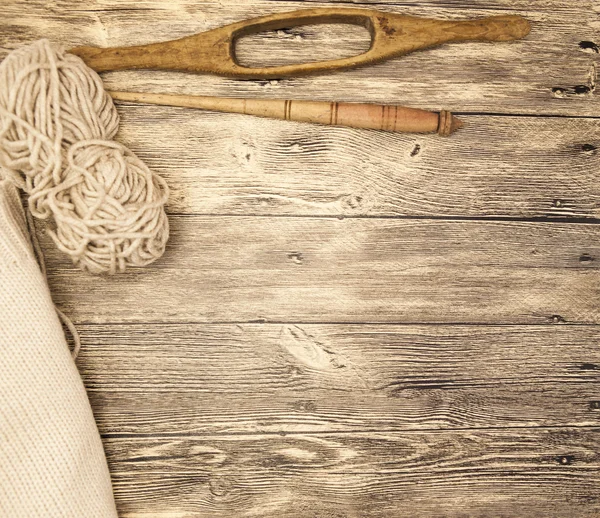 Excellent mocap two old wooden spindle with a ball of wool thread for the manufacture of woolen threads on a wooden background — Stock Photo, Image