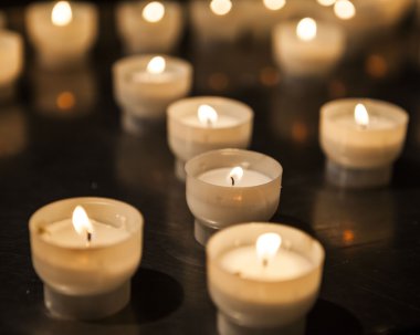 Kilise yakın çekim yanan mumlar.