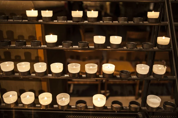 Encender velas en un primer plano de la iglesia . —  Fotos de Stock