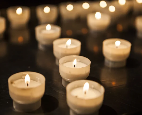 Encender velas en un primer plano de la iglesia . —  Fotos de Stock