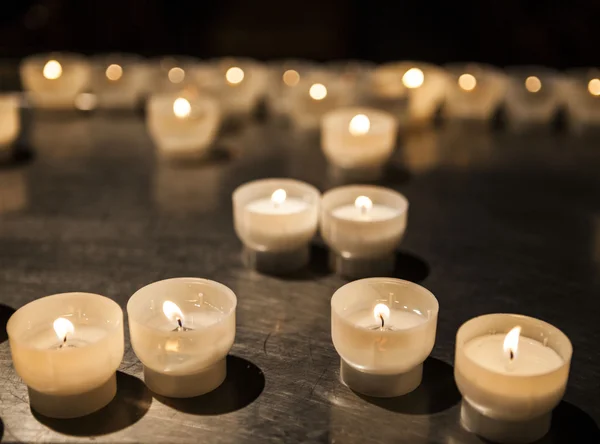 Encender velas en un primer plano de la iglesia . —  Fotos de Stock