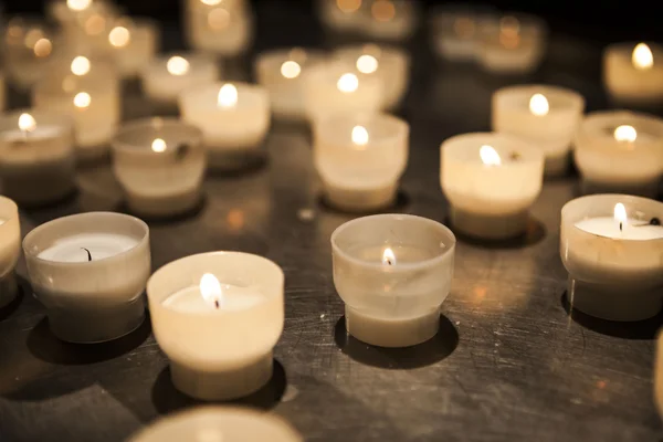 Encender velas en un primer plano de la iglesia . —  Fotos de Stock