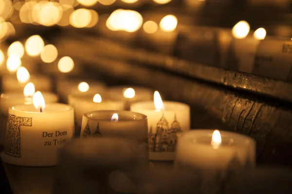 Encender velas en un primer plano de la iglesia . —  Fotos de Stock