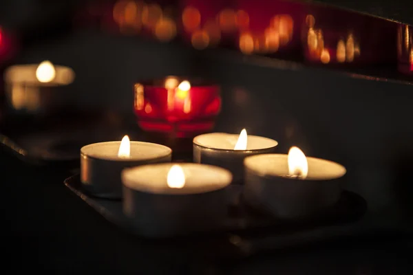 Encender velas en un primer plano de la iglesia . —  Fotos de Stock