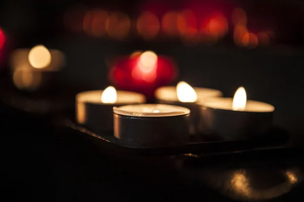 Encender velas en un primer plano de la iglesia . —  Fotos de Stock