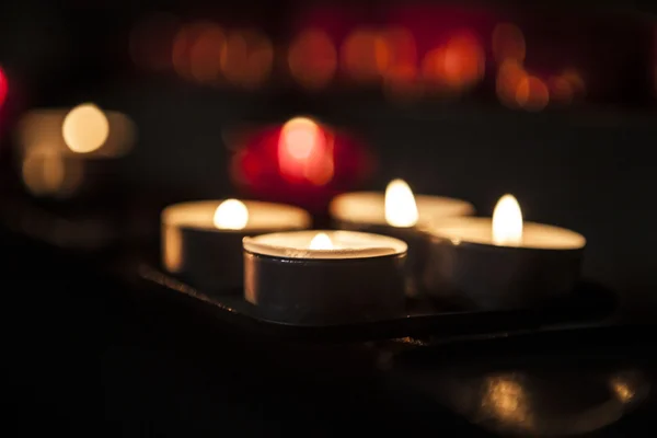 Encender velas en un primer plano de la iglesia . —  Fotos de Stock