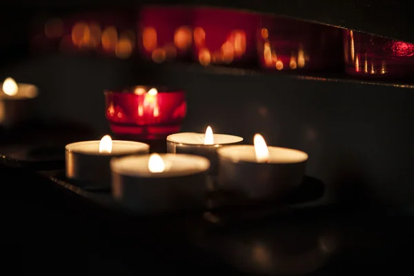 Encender velas en un primer plano de la iglesia . —  Fotos de Stock