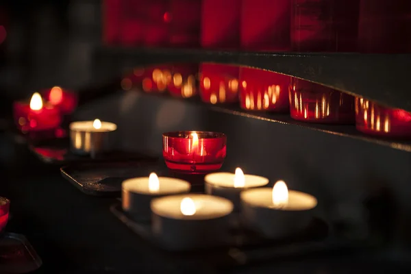 Brennende Kerzen in einer Kirche in Großaufnahme. — Stockfoto