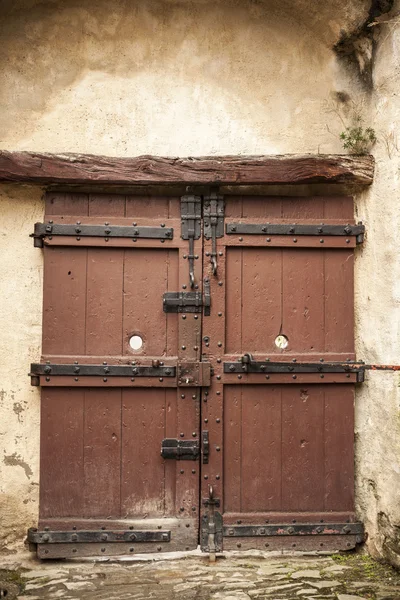A large wooden door closed an old fortress in the stone wall of the castle in Germany on the Rhine River — Stock Photo, Image