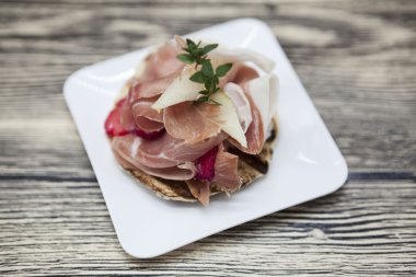 Hamon taze otlar ve ahşap zemin üzerine çilek ile taze lezzetli İspanyolca tapas. Restaurant, Cafe için büyük arka plan