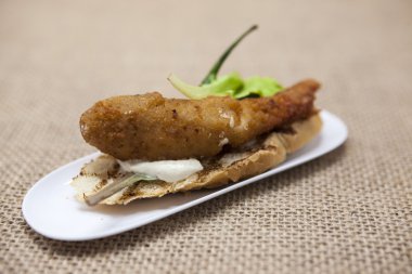 Baget bir dilim Tay ızgara kaplan karides, kırmızı biber ve marul ile beyaz. İspanyol taze lezzetli tapas. 