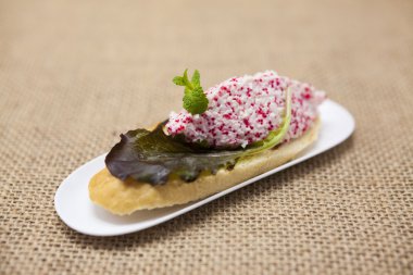 Uçan balık roe ve bir dilim baget üzerinde salata ile Yengeç tartare ile lezzetli İspanyolca tapas. Menüler, kafe, Restoran mükemmel bir arka plan.