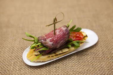 Taze lezzetli İspanyolca tapas Tekstil zemin üzerine biftek. Restaurant, Cafe için büyük arka plan