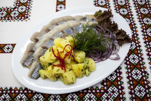 Блюдо со свежей норвежской сельдь с картофелем и свежим луком . — стоковое фото