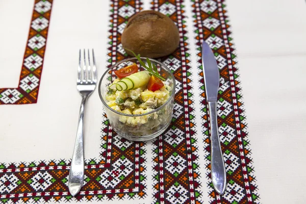 Традиционный русский свежий салат оливье в стеклянной чаше . — стоковое фото