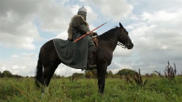 Caballeros medievales a caballo . — Vídeos de Stock