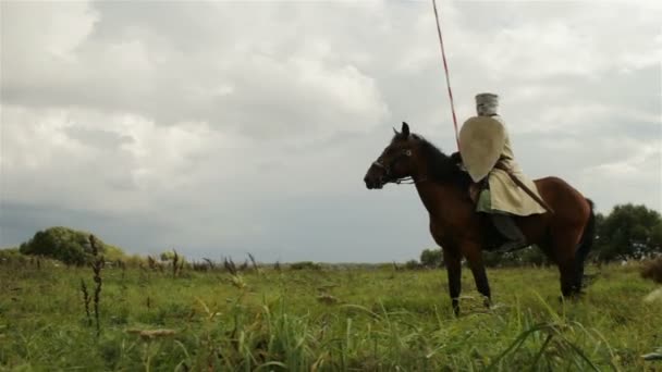 中世纪骑士骑在马背上. — 图库视频影像