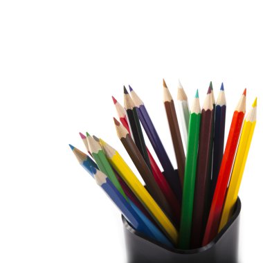 Beyaz arkaplanda izole edilmiş renkli kalemler yakın plan