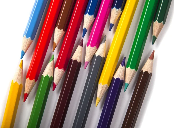 Lápices de colores aislados sobre fondo blanco de cerca — Foto de Stock