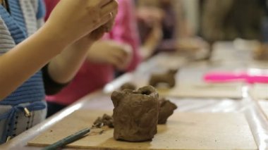 Kil figürin dışında kalıp çocuk.