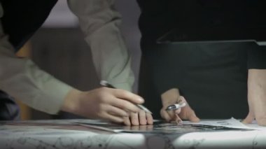 inşaat çizimleri izlerken mühendisleri