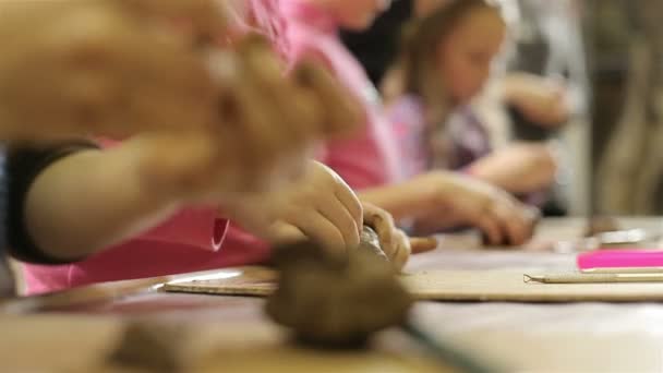 Enfants moulés à partir de figurines en argile . — Video