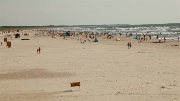 Het strand aan de Baltische Zee. — Stockvideo