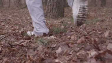 ağır çekim. parkta çalıştıran atlet.