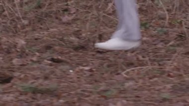 ağır çekim. parkta çalıştıran atlet.