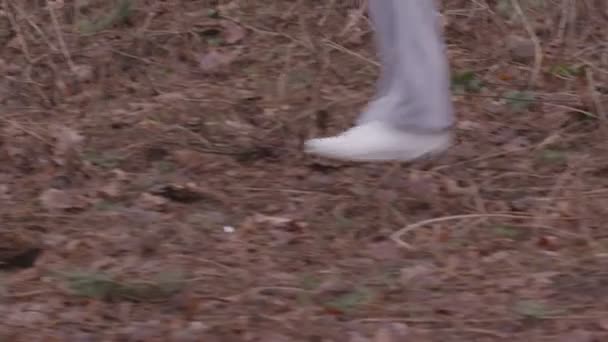 au ralenti. athlète courir dans le parc .