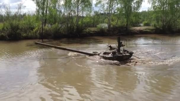 Tank T-72 onder water. — Stockvideo