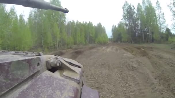 Т-72 танк едет по дороге, стреляя танками . — стоковое видео
