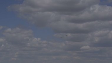 Vintage uçak gökyüzünde uçmak. T-6 Teksaslı.