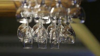 Barmen kokteylleri hazırlar. Limon suyu. Salatalık tini. 3 atış.