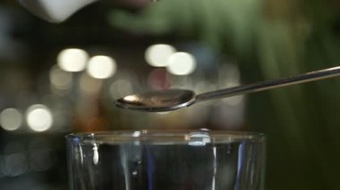 Barmen kokteylleri hazırlar. Dökülen tatlım. Salatalık tini.