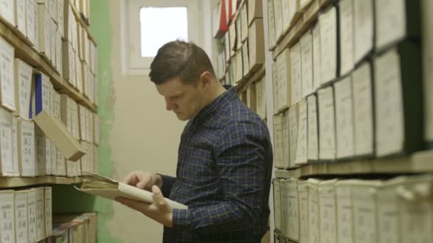 Hombre buscando documentos en el archivo . — Vídeos de Stock