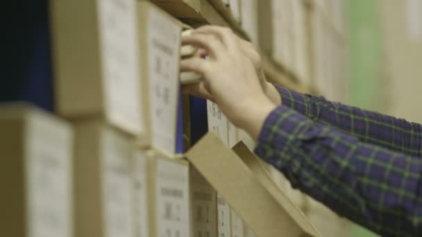 Uomo cerca documenti nell'archivio . — Video Stock