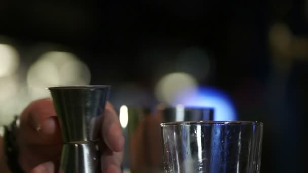 Barman prepares cocktails. Cucumber tini. — Stock Video