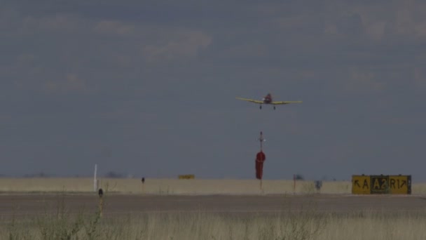 Vintage flygplan landa på landningsbanan. T-6 Texan. — Stockvideo