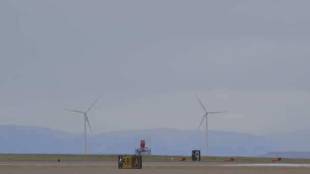 Luchthaven. antenne op de baan. — Stockvideo