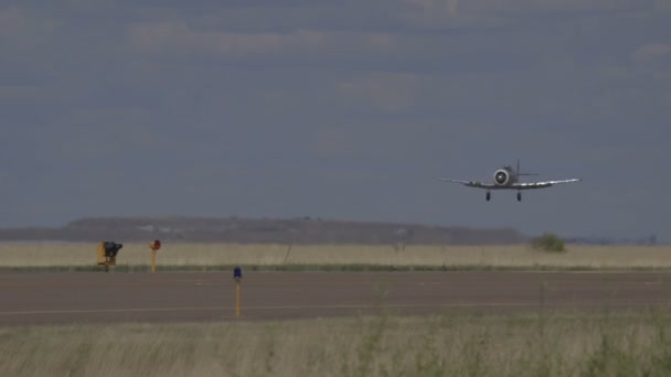 Vinobraní letadlo přistát na dráze. T-6 Texaský. — Stock video