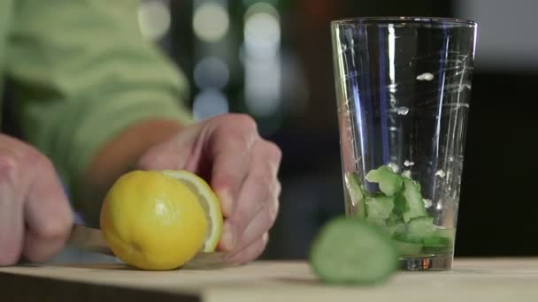 Barman připravuje koktejly. Citronová šťáva. Tini okurka. 2 záběr. — Stock video